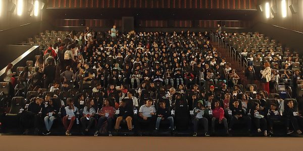 Fundhas reconhece desempenho de alunos com sessão de cinema
