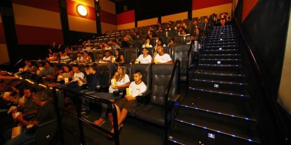 Fundhas leva 200 alunos ao cinema em aula diferenciada